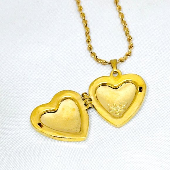 Vintage Enameled Heart Locket with Gold Tone Diamond Cut Chain - Picture 3 of 7